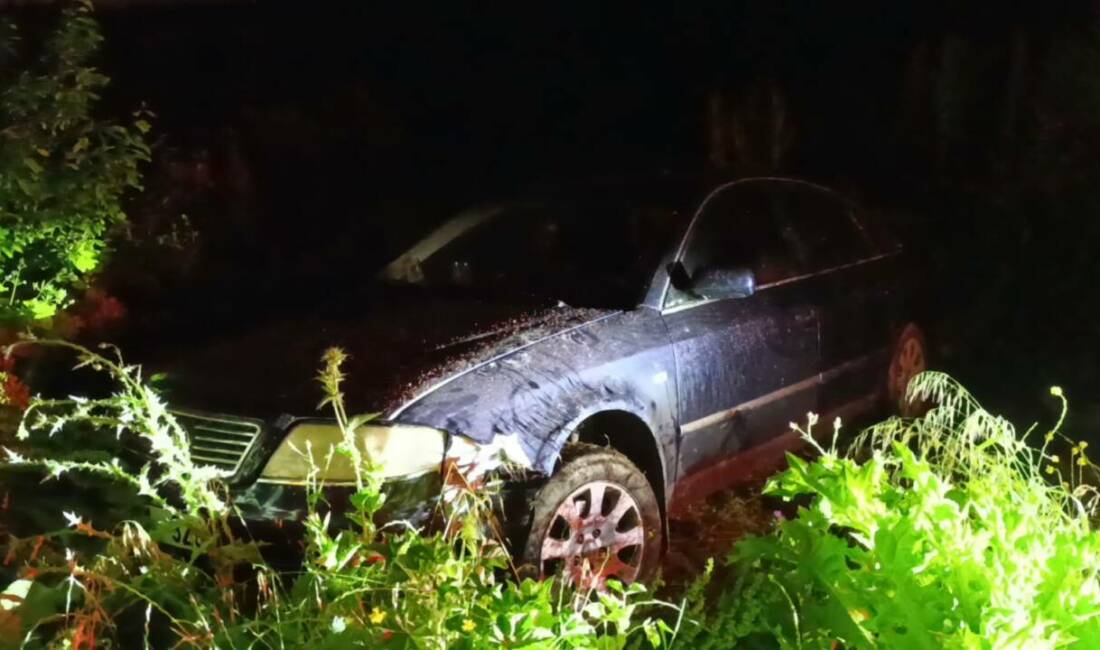 Bursa’da tarlaya uçan otomobilini bırakıp kaçtı Bursa’nın İnegöl ilçesinde yağış nedeniyle kayganlaşan yolda kontrolden çıkan otomobil