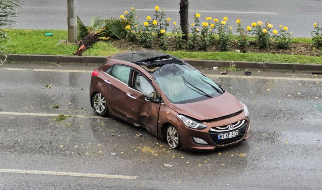Bursa’da yağmur kazaya neden oldu! Ağaca çarpıp… Bursa'nın Mudanya ilçesinde yağmur nedeniyle kayganlaşan yolda refüjdeki ağaca çarpıp