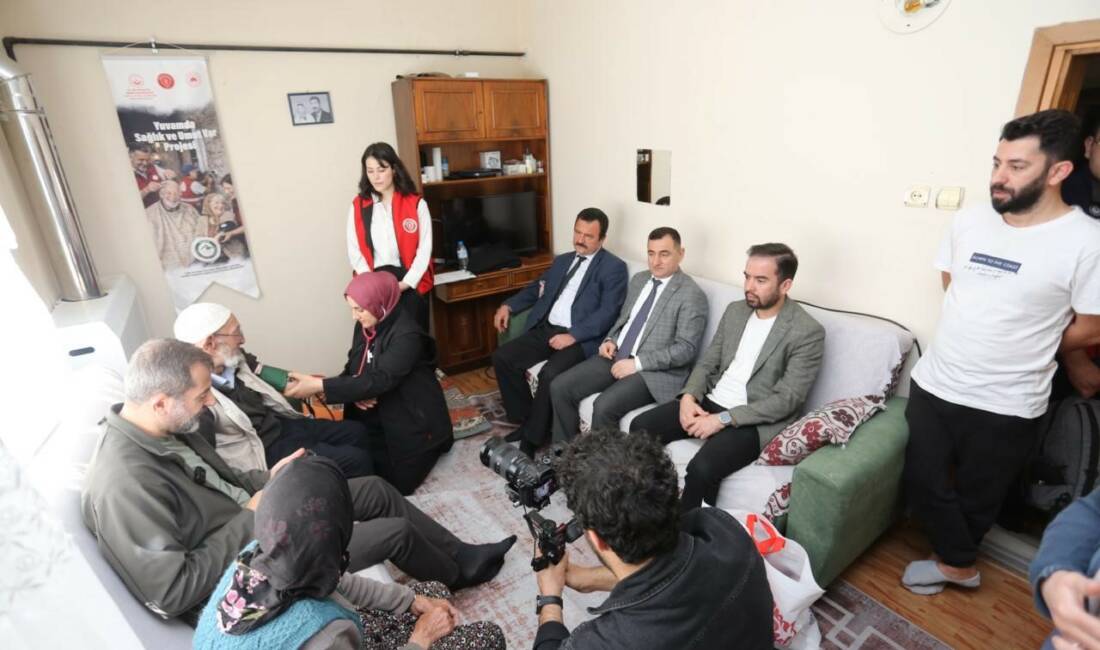 Bursa’da yaşlıları gülümseten uygulama! Dünyalar onların oldu… Bursa’nın Gürsu ilçesinde yaşları 65 üzerindeki vatandaşların evlerine doktor, kuaför