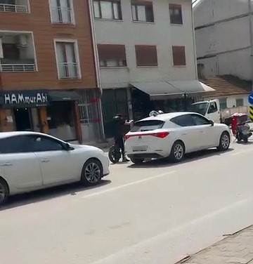 Bursa’da yol kavgası Bursa’nın İnegöl ilçesinde otomobil sürücüsü ile elektrikli bisiklet sürücüsü arasında