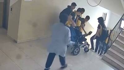 Bursa’nın İnegöl ilçesinde asansörün arızalı olması nedeniyle bulunduğu katta kalan