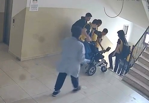 Bursa’da yürekleri ısıtan görüntü Bursa’nın İnegöl ilçesinde asansörün arızalı olması nedeniyle bulunduğu katta kalan
