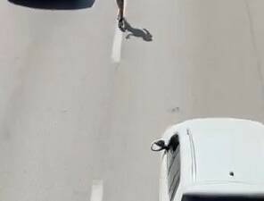 Bursa’da bir çocuk, akan trafikte canını hiçe sayarak yürüdü. Tehlikeli