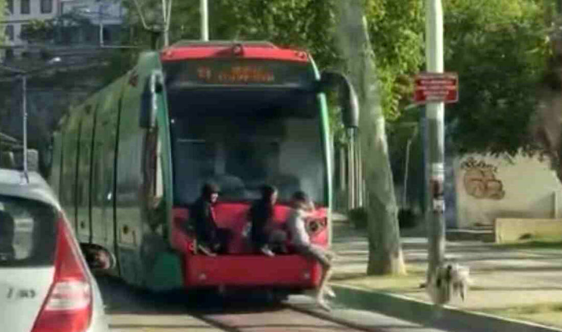 Bursa’da gençlerin tramvayın arkasına tutunarak yaptığı tehlikeli yolculuk kameralara yansıdı.