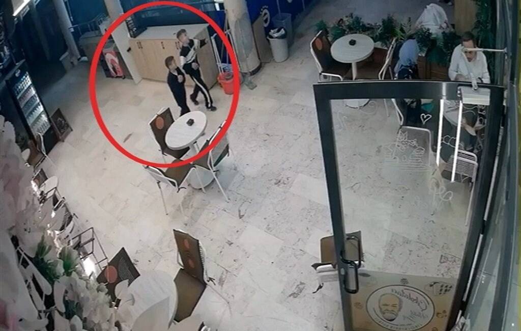 Bursa’daki dernek yangınında yeni gelişme Bursa'nın İnegöl ilçesinde Fenerbahçeliler Derneği'nde yangın çıkaran Baran K. (12)