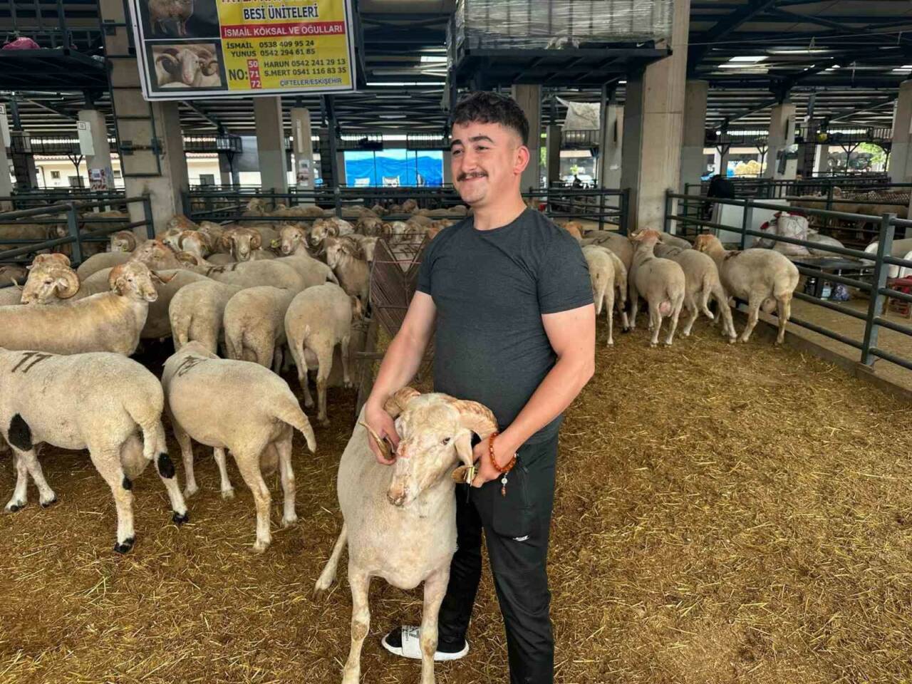 Bursa’daki kurban pazarında sıra dışı koç! Görenler şaşıyor... 4 bursadaki kurban pazarinda sira disi koc gorenler sasiyor 841f240c6d80