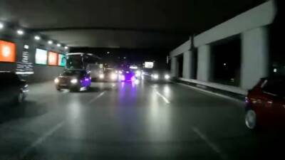 Bursa’da akan trafikte makas atarak ilerleyen otomobilin tehlikeli anları, saniye