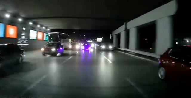 Bursa’daki trafik canavarı kamerada Bursa’da akan trafikte makas atarak ilerleyen otomobilin tehlikeli anları, saniye