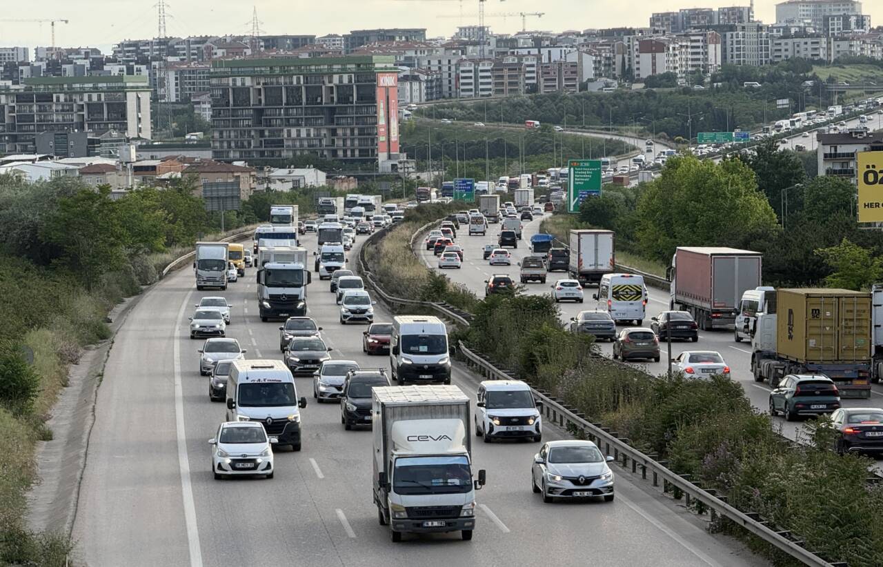 Kurban Bayramı tatili dolayısıyla İstanbul-İzmir Otoyolu'nda hareketlilik başladı.