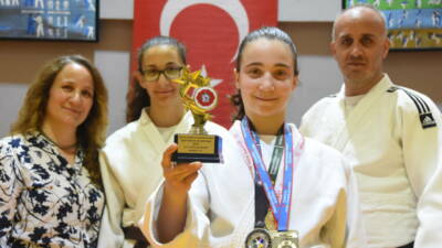 Bursa'da okuluna gelen judo antrenörünün güçlü tokalaşmasıyla dikkatini çeken ve