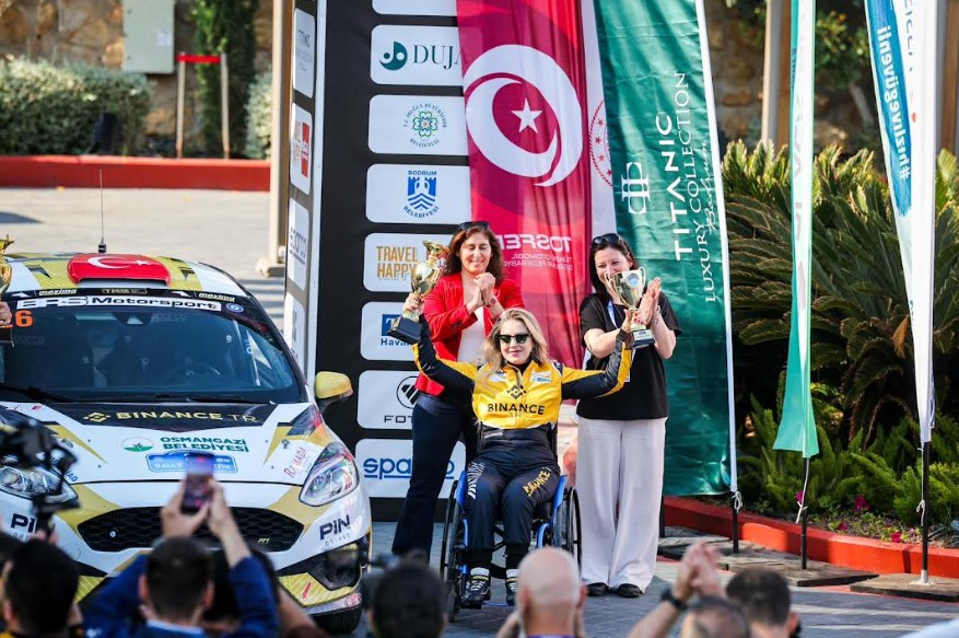 Bursalı pilot Bodrum Rallisi’ne damga vurdu! Keskin’den çifte derece Türkiye'nin engelli ilk kadın pilotu Kübra Denizci Keskin, Bodrum Rallisi’nde