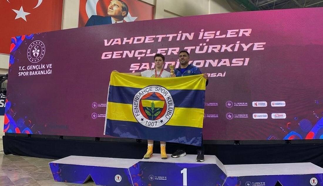 Bursa'da yaşayan Selçuk Efe Şentürk (18), 7 yaşındayken televizyonda izlediği