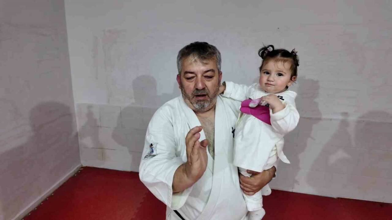 Bursa'nın karateci ailesi: Bu ailede kemer kuşaktan kuşağa geçiyor 5 bursanin karateci ailesi bu ailede kemer kusaktan kusaga geciyor 57b7711d0d3f