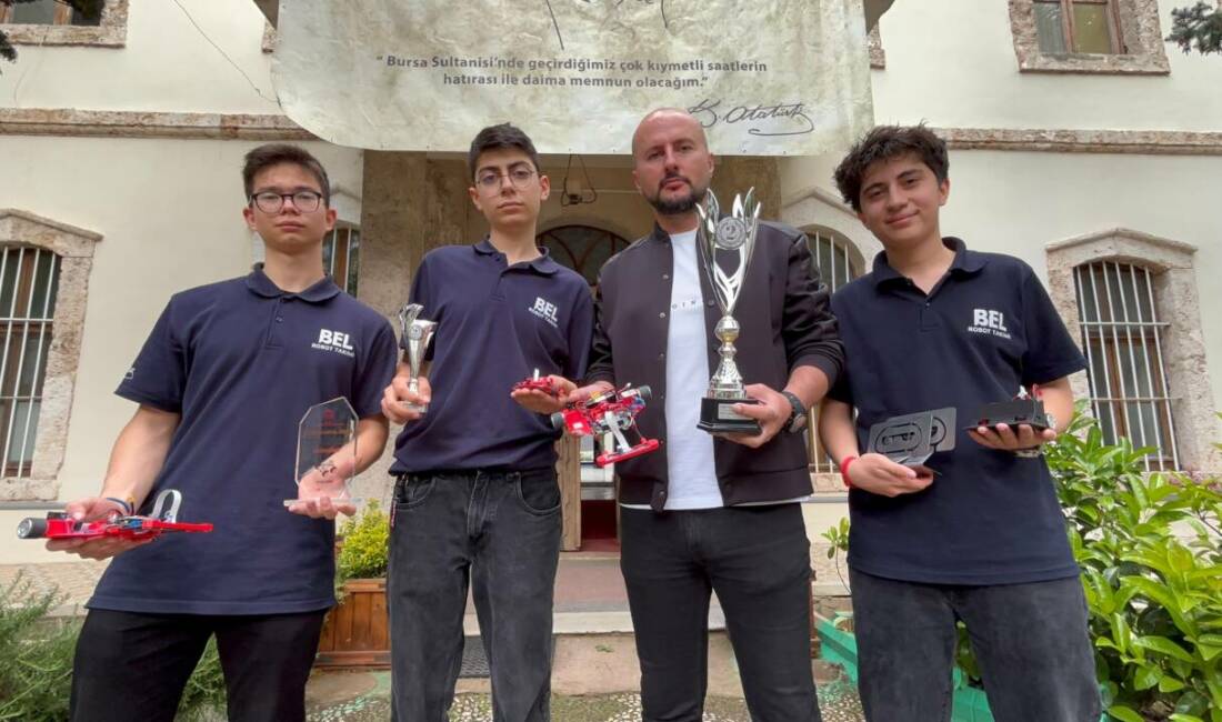 Bursa’ya büyük gurur: Bursa Erkek Lisesi öğrencileri Dünya 2’ncisi! Bursa'nın 143 yıllık eğitim çınarı olan Bursa Erkek Lisesi'nin (BEL)