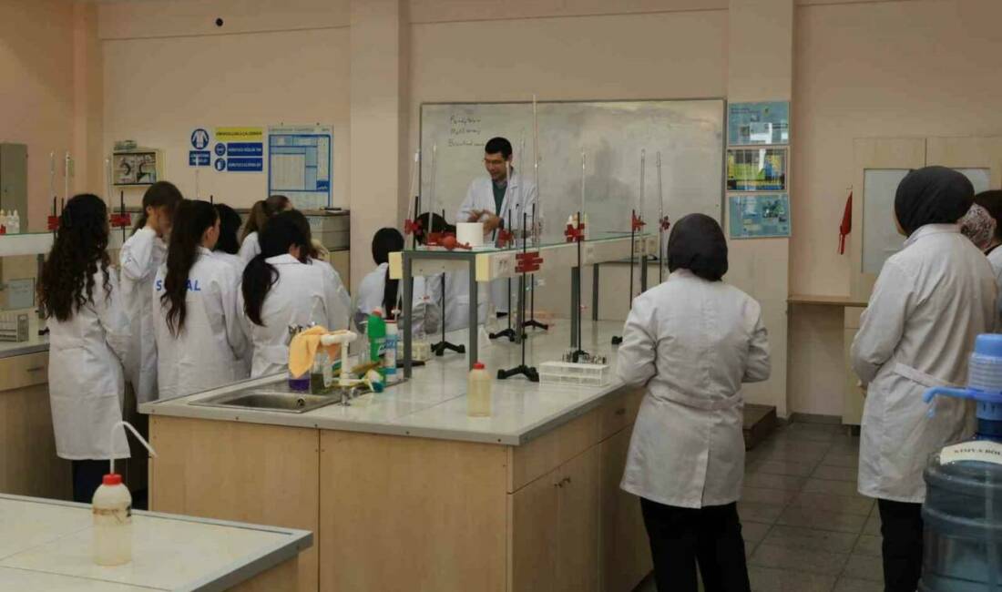 BUÜ’de ’Senin de Üniversiten’ projesi devam ediyor Bursa Uludağ Üniversitesi (BUÜ) Fen-Edebiyat Fakültesi Toplumsal Katkı Ekibi tarafından