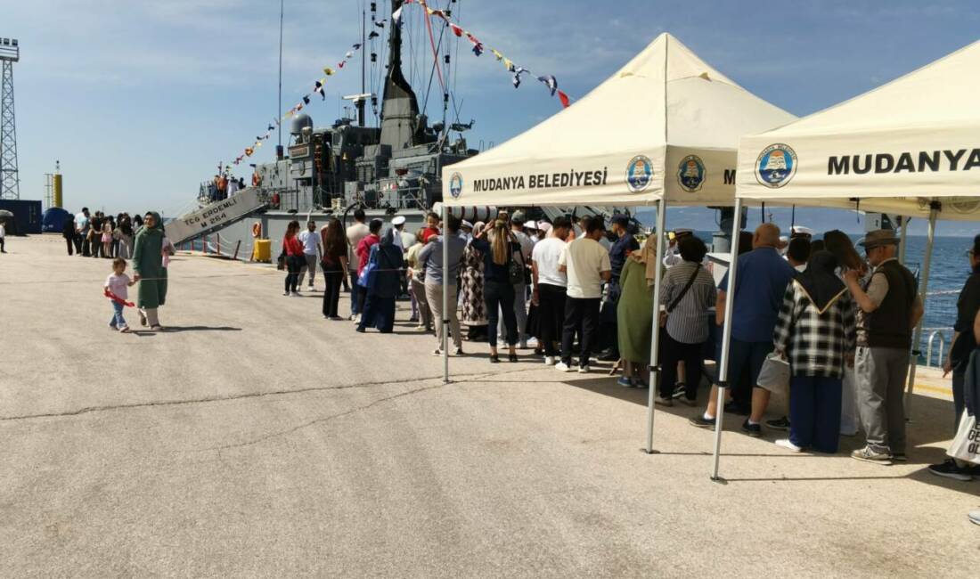 Bursa’da Mudanya’da vatandaşlar görmek için sıraya girdi 19 Mayıs Atatürk’ü Anma, Gençlik ve Spor Bayramı etkinlikleri kapsamında