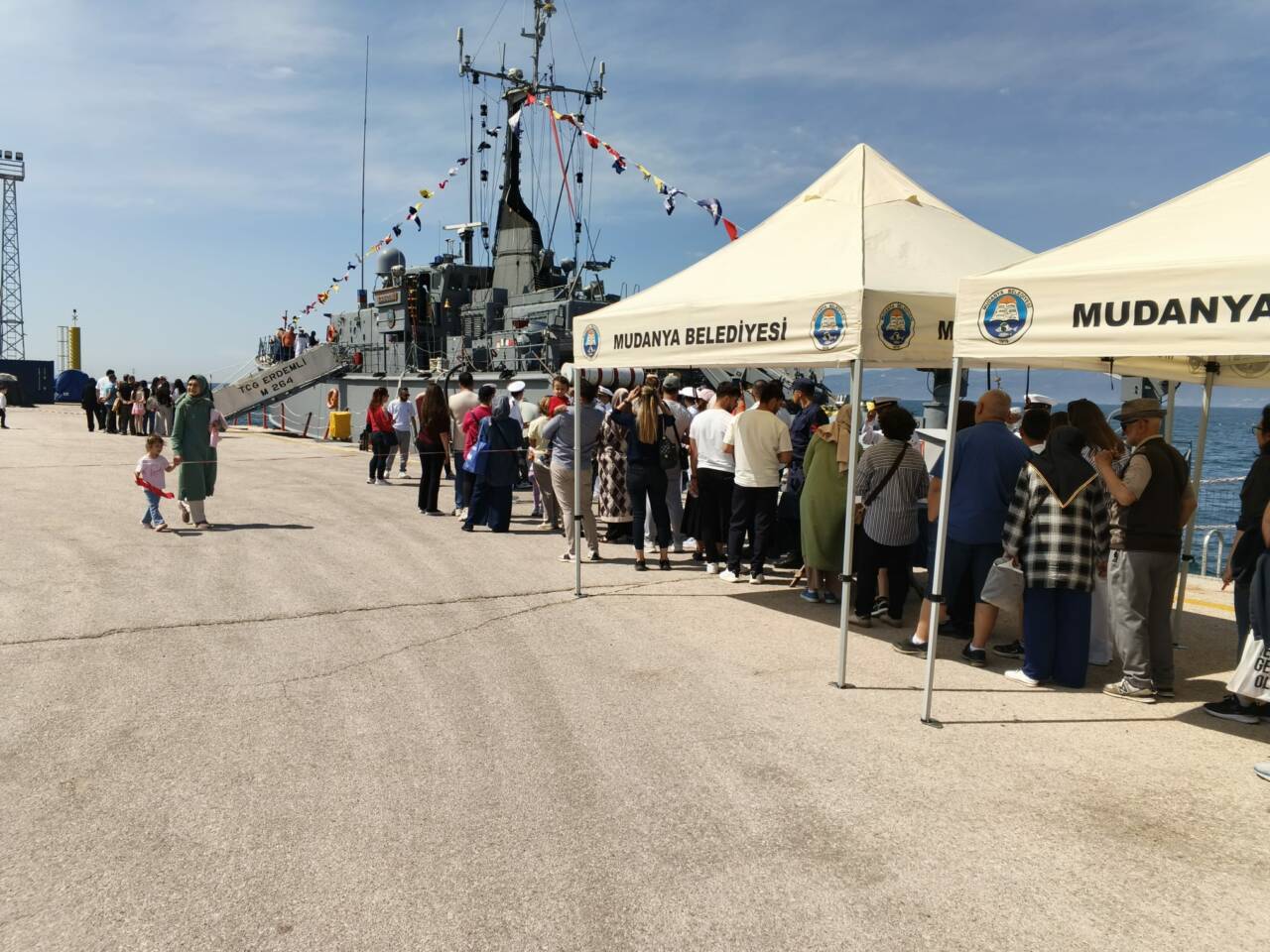 Bursa'da Mudanya'da vatandaşlar görmek için sıraya girdi 7 c68fd848 377f 4d14 b05f 174595dc7070