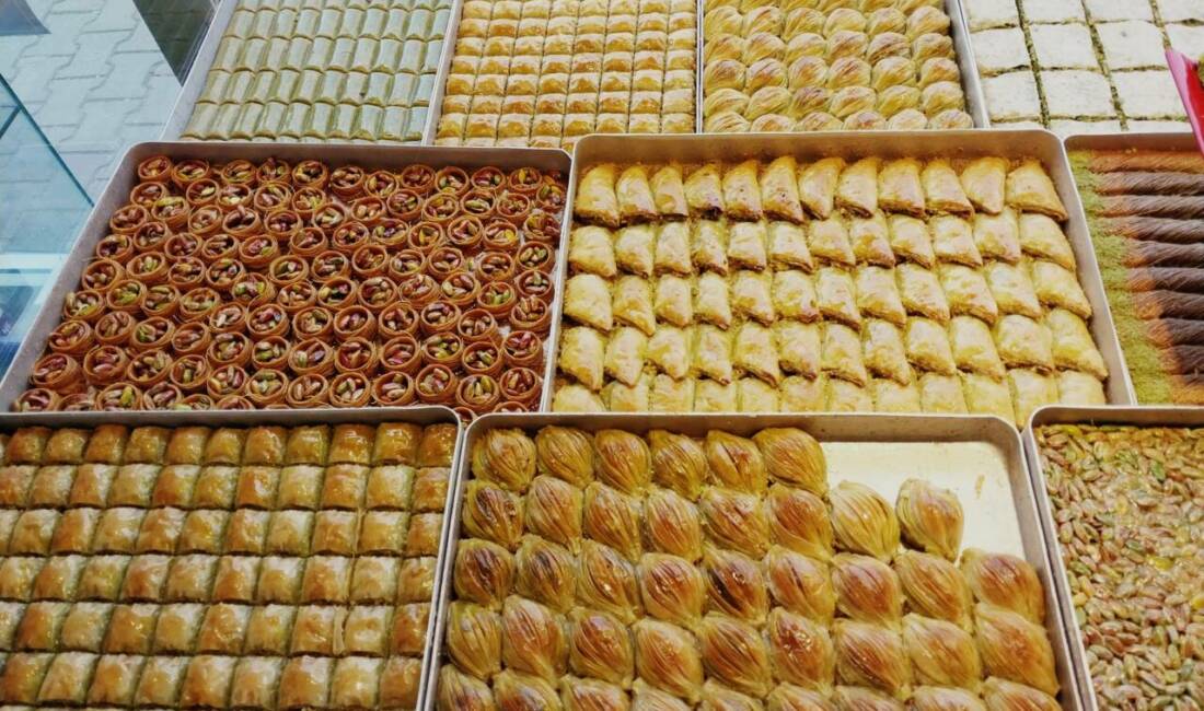 Bursa’da 1 tepsi baklava kaç lira? Bayram öncesi işte fiyatlar… Kurban Bayramı yaklaşırken misafirlerine baklava ikram etmek isteyen Bursalı vatandaşlar,