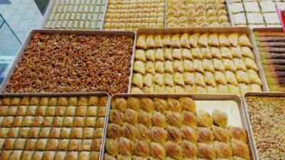 ​Kurban Bayramı yaklaşırken misafirlerine baklava ikram etmek isteyen Bursalı vatandaşlar,