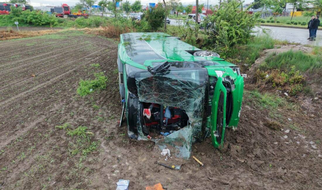 Tur otobüsü devrildi: Çok sayıda yaralı var Çanakkale'nin Biga ilçesinde tur otobüsünün devrilmesi sonucu 46 kişi yaralandı.