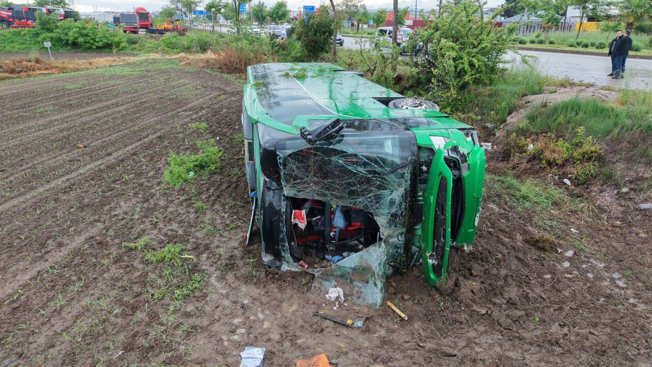 Çanakkale'nin Biga ilçesinde tur otobüsünün devrilmesi sonucu 46 kişi yaralandı.