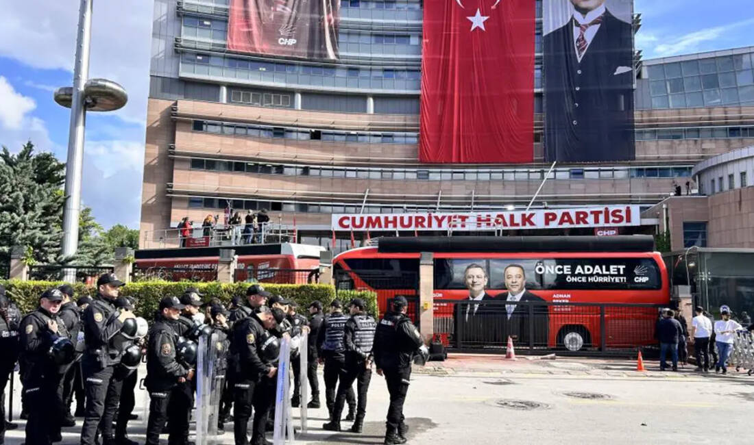 CHP Grup Başkanı Özgür Özel, CHP Genel Merkezi önündeki gerginliği
