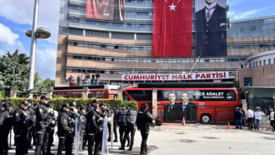 CHP Grup Başkanı Özgür Özel, CHP Genel Merkezi önündeki gerginliği
