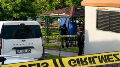 Malatya'nın Yeşilyurt ilçesinde Beyzanur N. (18), çocuk parkındaki kameriyede asılı