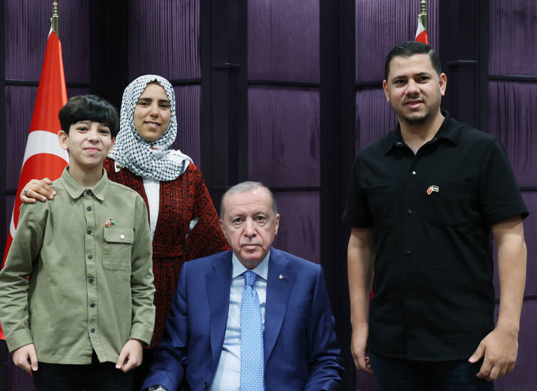 Cumhurbaşkanı Erdoğan, Gazzeli Ebu Cezer ve ailesini kabul etti 1 cumhurbaskani erdogan gazzeli ebu cezer ve ailesini kabul etti 40ab761799d4