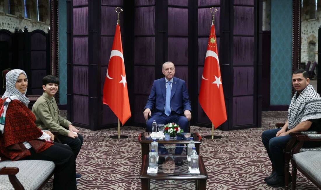 Cumhurbaşkanı Erdoğan, Gazzeli Ebu Cezer ve ailesini kabul etti Cumhurbaşkanı Recep Tayyip Erdoğan, sosyal medyada Gazze dramını anlatan videolarıyla