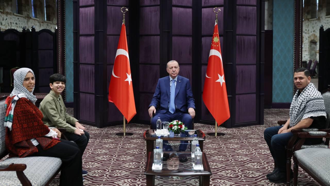 Cumhurbaşkanı Erdoğan, Gazzeli Ebu Cezer ve ailesini kabul etti 2 cumhurbaskani erdogan gazzeli ebu cezer ve ailesini kabul etti 788c36143f18