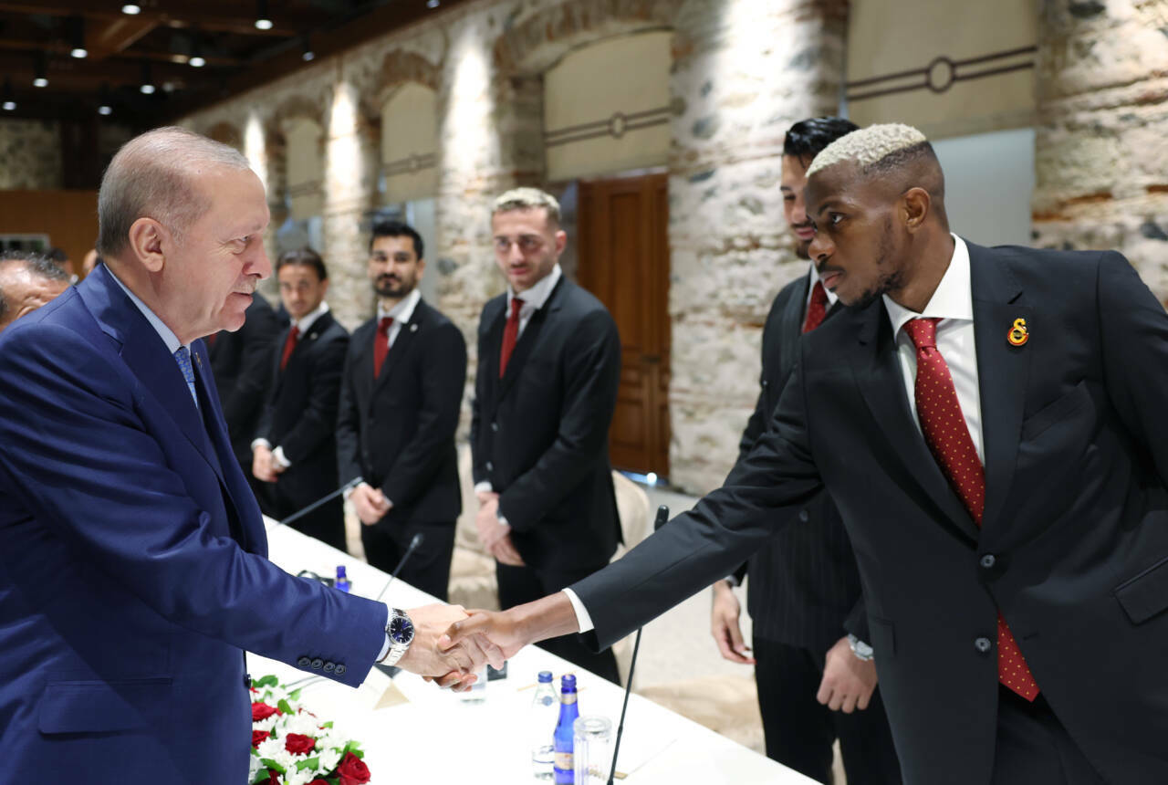 Cumhurbaşkanı Erdoğan Galatasaray Futbol Takımı'nı kabul etti 8 cumhurbaskani erdogan super lig sampiyonu galatasarayi kabul etti 8cb9f5e0d25a