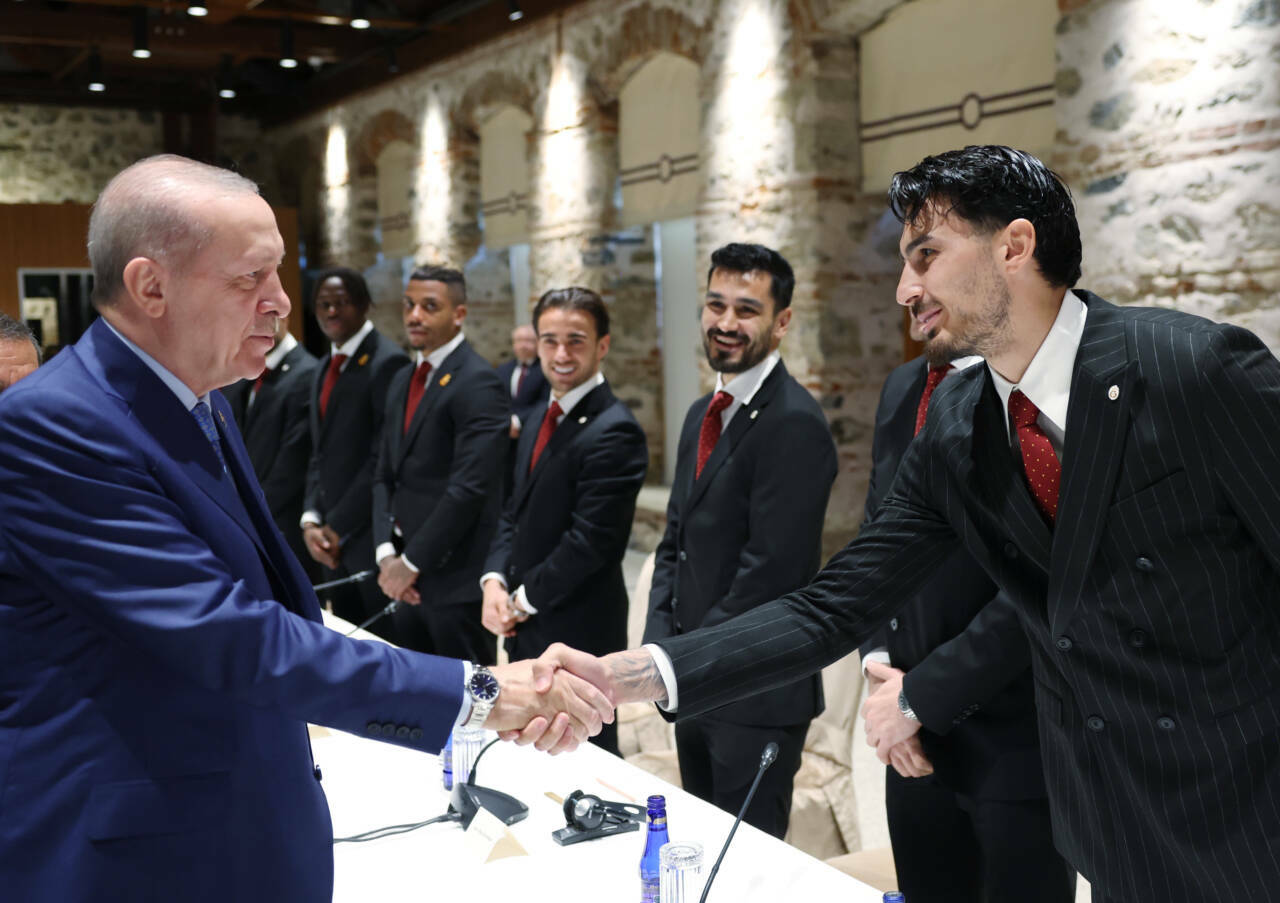 Cumhurbaşkanı Erdoğan Galatasaray Futbol Takımı'nı kabul etti 9 cumhurbaskani erdogan super lig sampiyonu galatasarayi kabul etti b970cc91c747