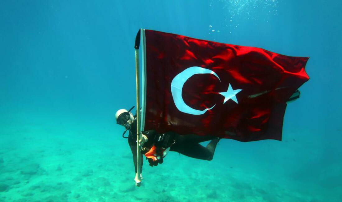 Muğla'nın Fethiye ilçesinde bir grup dalgıç, 19 Mayıs Atatürk'ü Anma