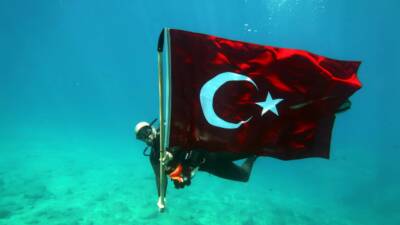 Muğla'nın Fethiye ilçesinde bir grup dalgıç, 19 Mayıs Atatürk'ü Anma