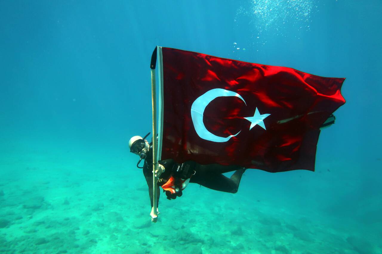 Muğla'nın Fethiye ilçesinde bir grup dalgıç, 19 Mayıs Atatürk'ü Anma
