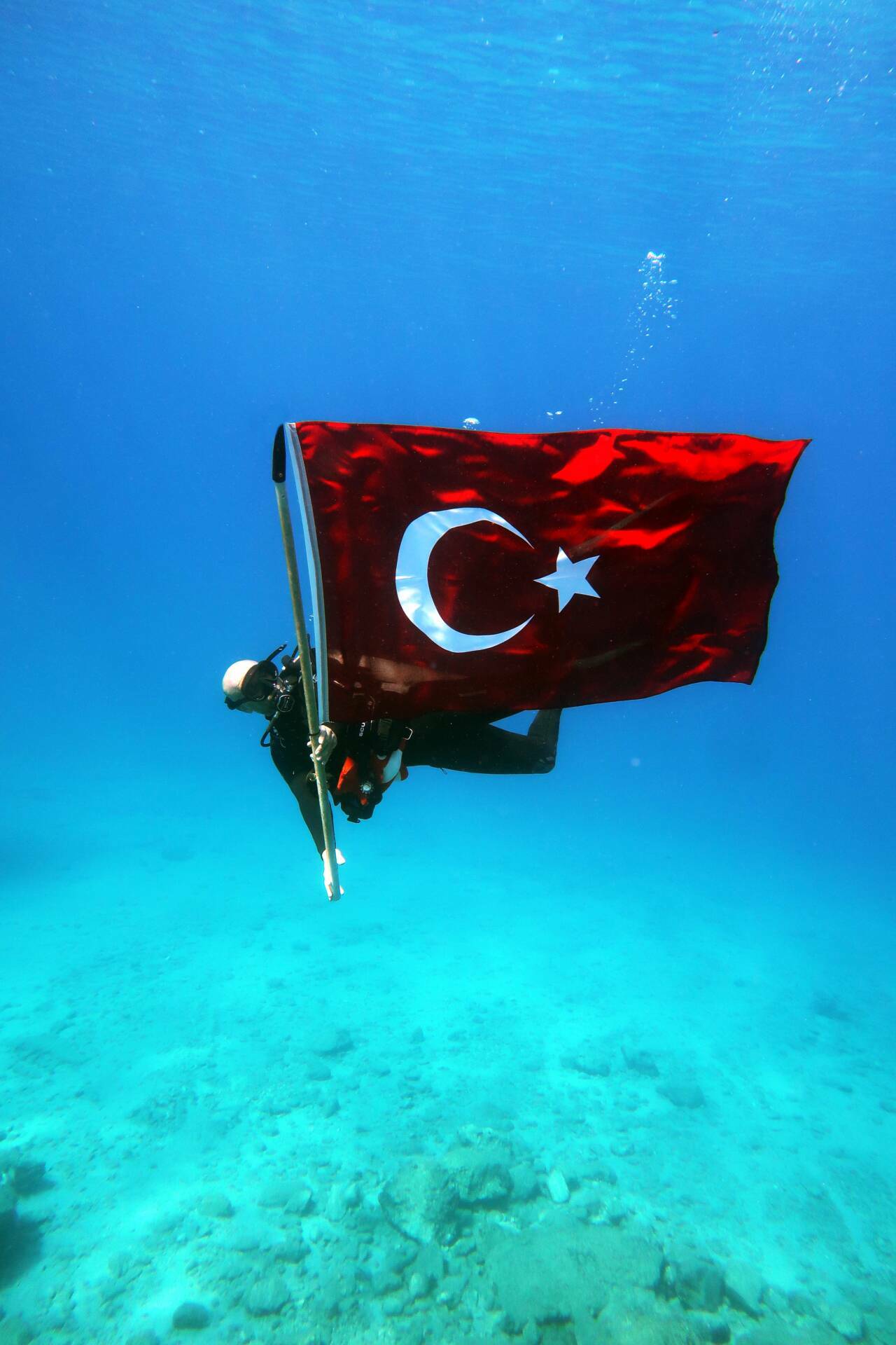 deniz altinda turk bayragi actilar e765bc1f3da0