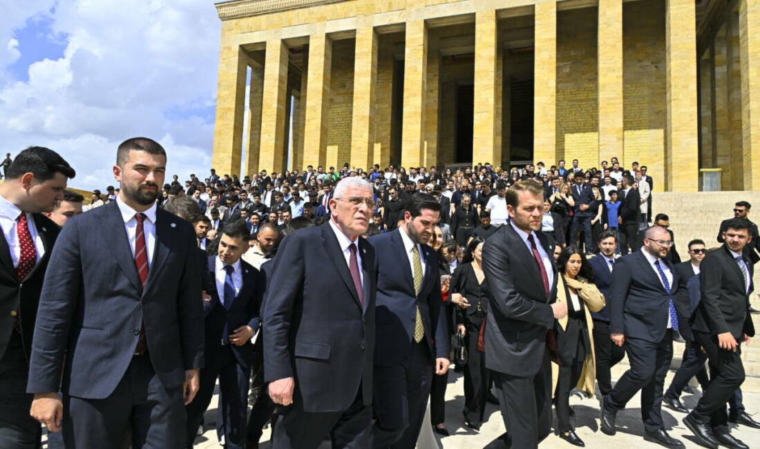 Dervişoğlu’ndan gençlerle Anıtkabir ziyareti İYİ Parti Genel Başkanı Müsavat Dervişoğlu, gençlerle birlikte Anıtkabir’i ziyaret