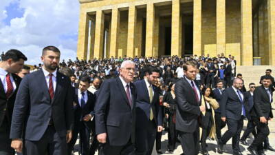 İYİ Parti Genel Başkanı Müsavat Dervişoğlu, gençlerle birlikte Anıtkabir’i ziyaret
