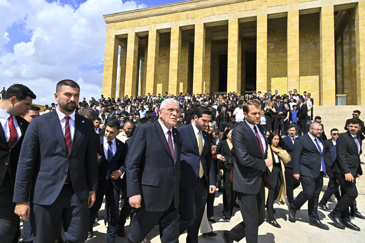 Dervişoğlu'ndan gençlerle Anıtkabir ziyareti 6 dervisoglundan genclerle anitkabir ziyareti 87bf357d0c59