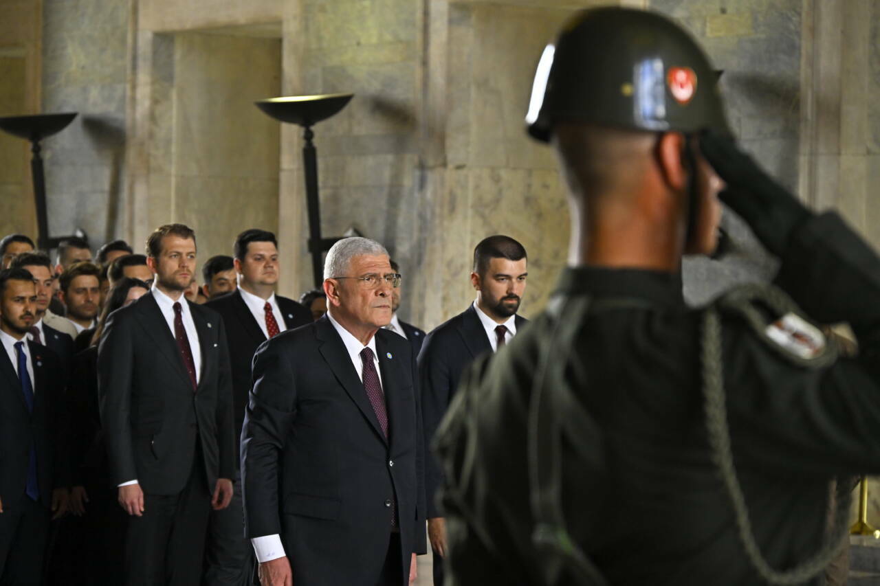 Dervişoğlu'ndan gençlerle Anıtkabir ziyareti 3 dervisoglundan genclerle anitkabir ziyareti a36d5bef9cf0