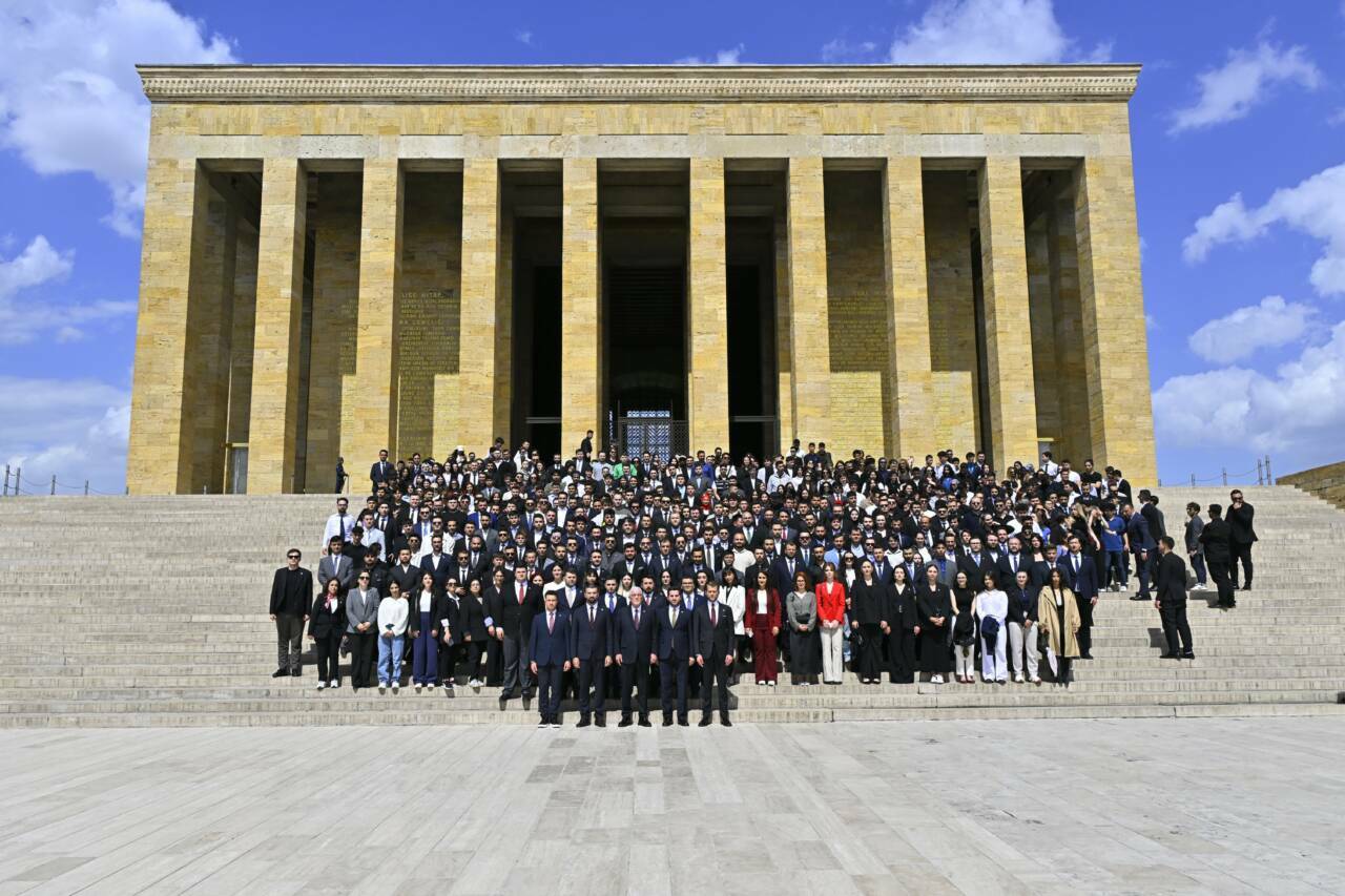 Dervişoğlu'ndan gençlerle Anıtkabir ziyareti 4 dervisoglundan genclerle anitkabir ziyareti bd2c4539b5c5