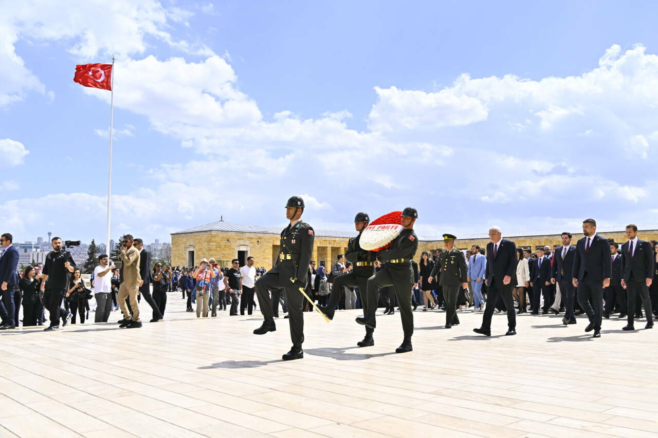 Dervişoğlu'ndan gençlerle Anıtkabir ziyareti 2 dervisoglundan genclerle anitkabir ziyareti cf8c5de4375c