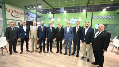 DOSABSİAD Yönetim Kurulu Başkanı Onur Kutlualp ve Yönetim Kurulu Üyeleri,