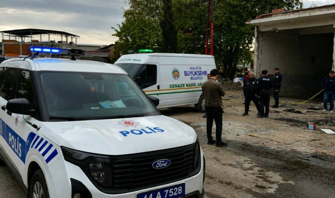 Elektrik direğinden düşüp öldü Malatya'nın Yeşilyurt ilçesinde yıkım bekleyen iş yerinin çatısındaki elektrik kablolarını
