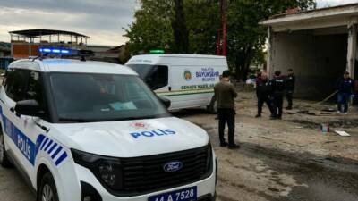 Malatya'nın Yeşilyurt ilçesinde yıkım bekleyen iş yerinin çatısındaki elektrik kablolarını