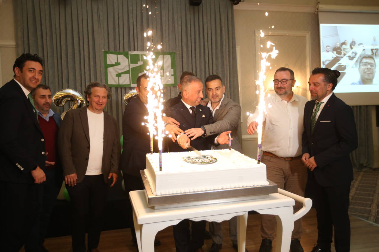 224 Bursa ve Bursaspor Gönüllüleri'nde bayrak değişimi 13 emre1750