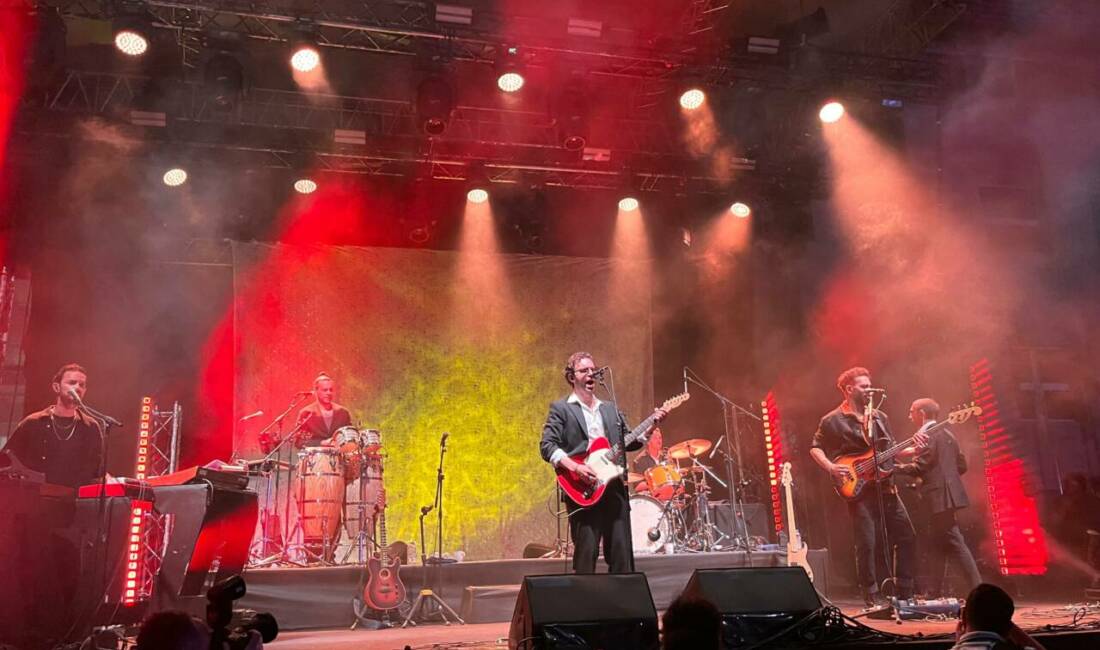 Adamlar Grubu Bursalılara unutulmaz bir gece yaşattı Bursa'da 19 Mayıs Atatürk'ü Anma, Gençlik ve Spor Bayramı kapsamında