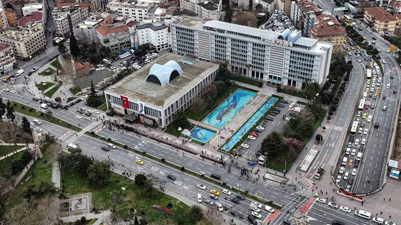 İBB’ye yeni dalga operasyon: 57 gözaltı İstanbul Büyükşehir Belediyesi'ne (İBB) yönelik yeni dalga operasyonda, Boğaziçi A.Ş.'de