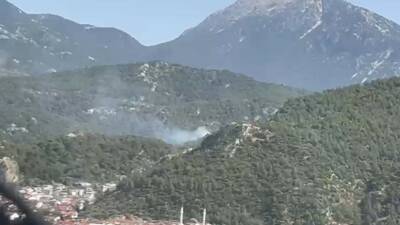 Muğla’nın Fethiye ilçesinde ormanlık alanda çıkan yangına ekipler havadan ve